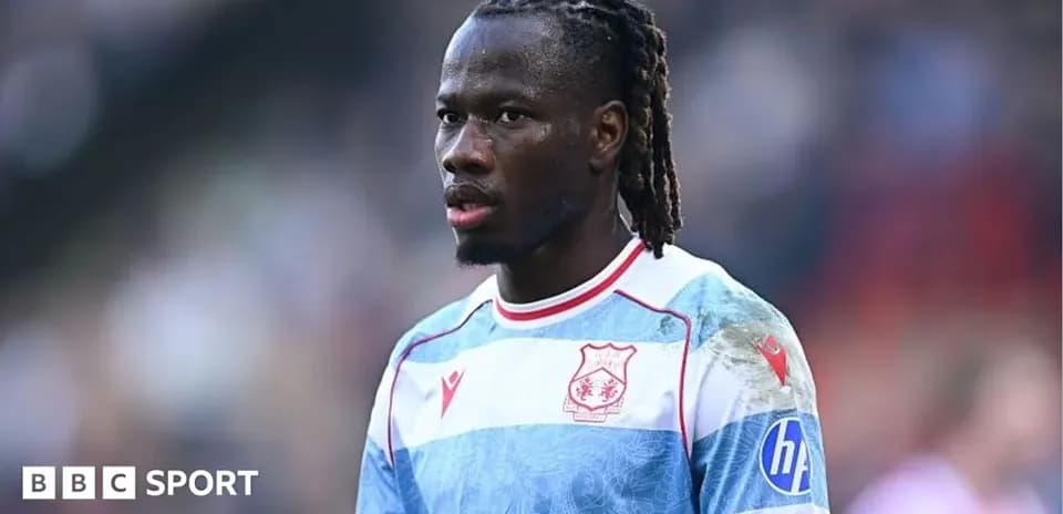 Futbolchi o'yin paytida, jamoasi formasida
