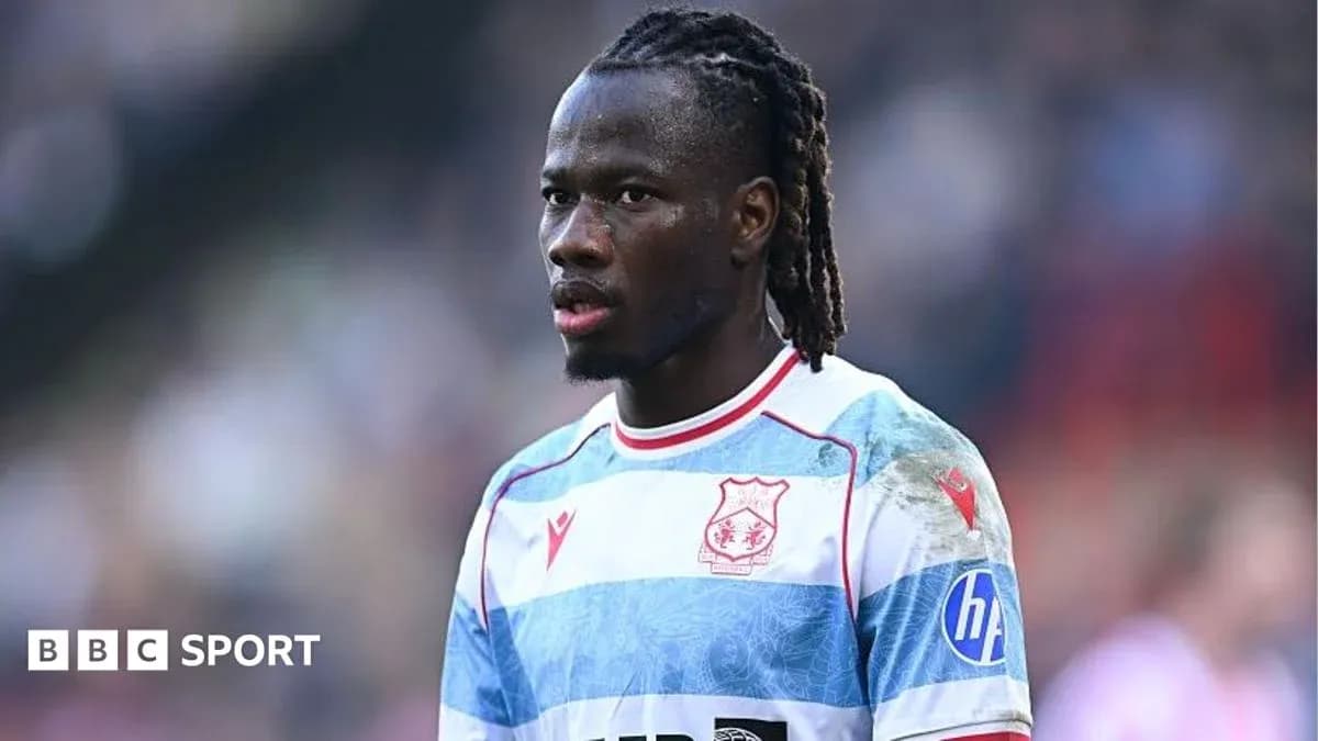 Futbolchi o'yin paytida, jamoasi formasida