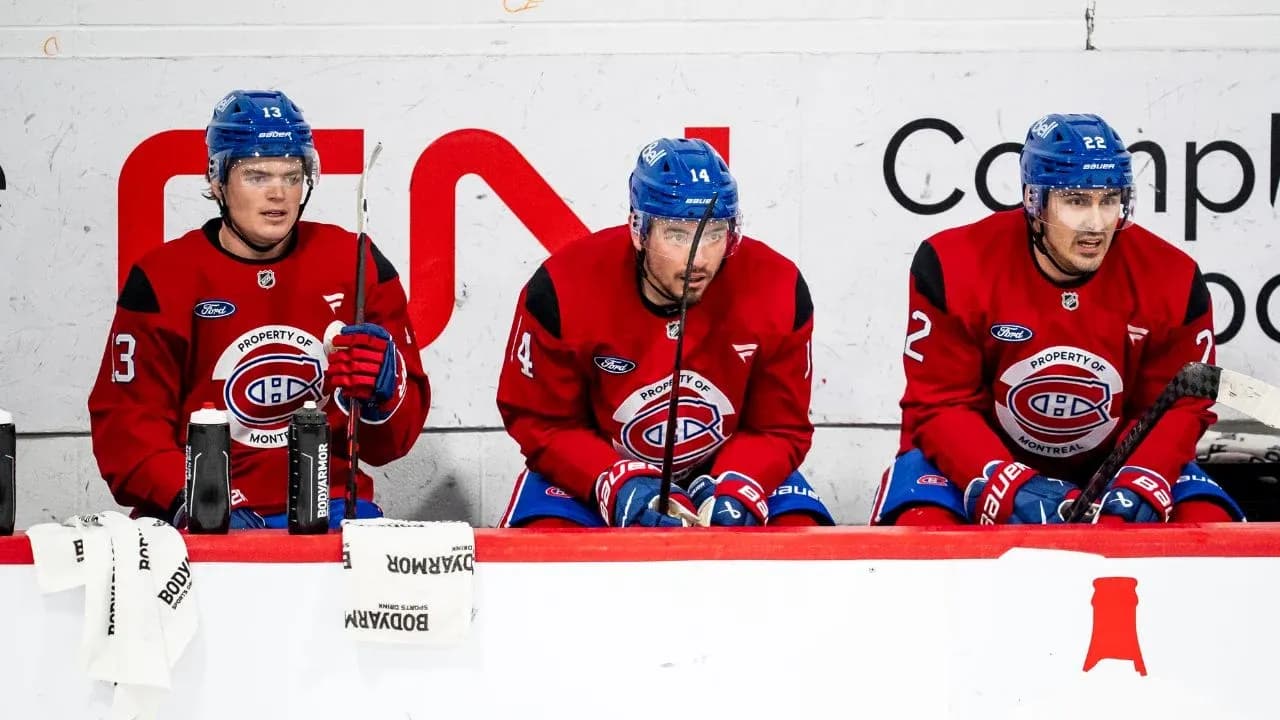 Montreal Canadiens players sitting on the bench