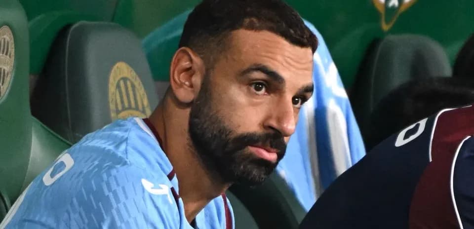 Futbolchi o'yin davomida benchada o'tirgan