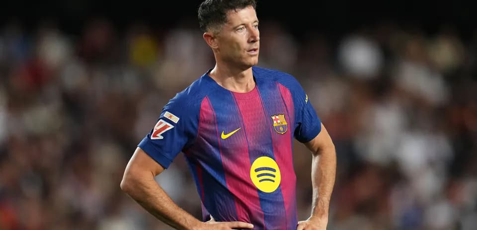 Futbolchi Robert Levandovski o'yin maydonida
