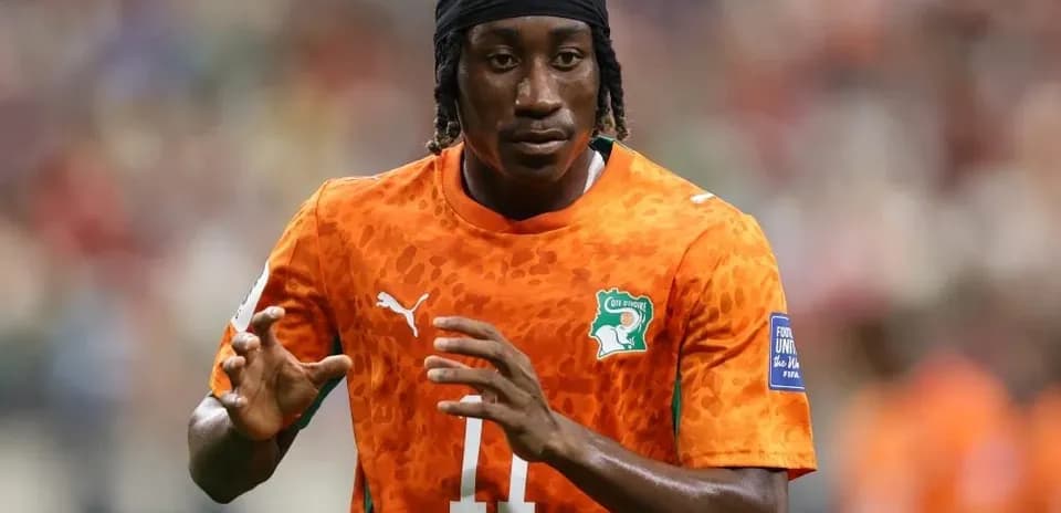 Futbolchi maydonda harakatda, Ivoriyalik forma kiygan