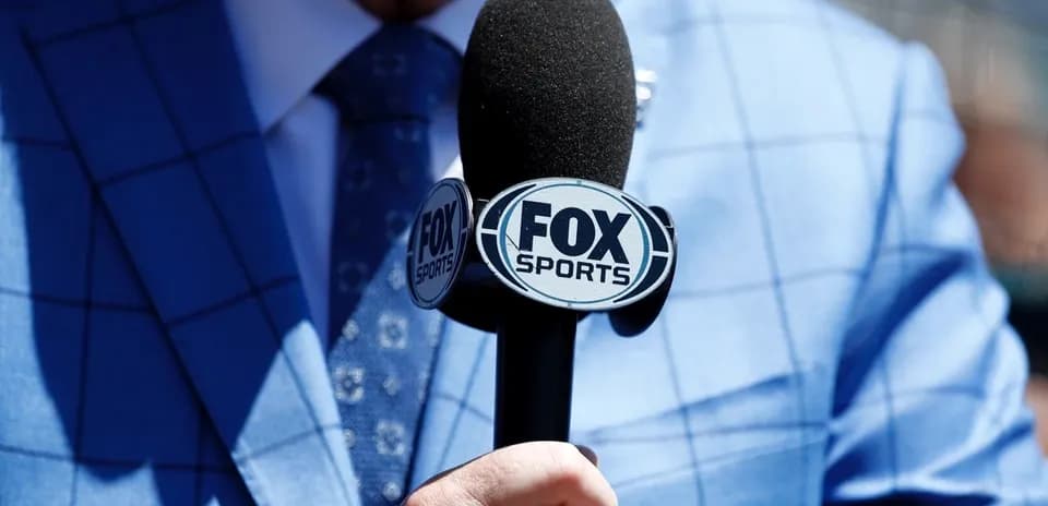 Mikrofon bilan odamning qo'li, FOX Sports logosi