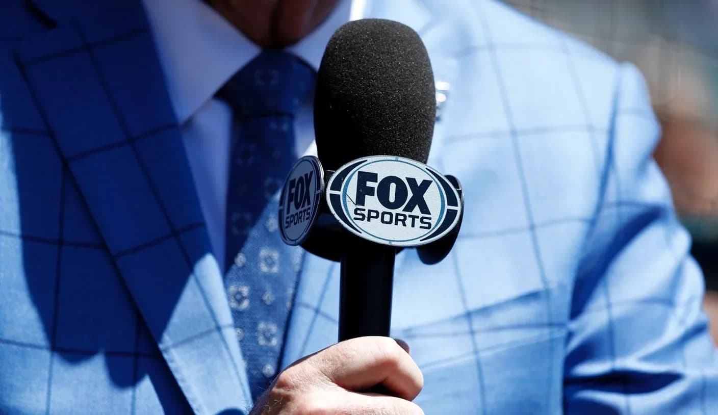 Mikrofon bilan odamning qo'li, FOX Sports logosi