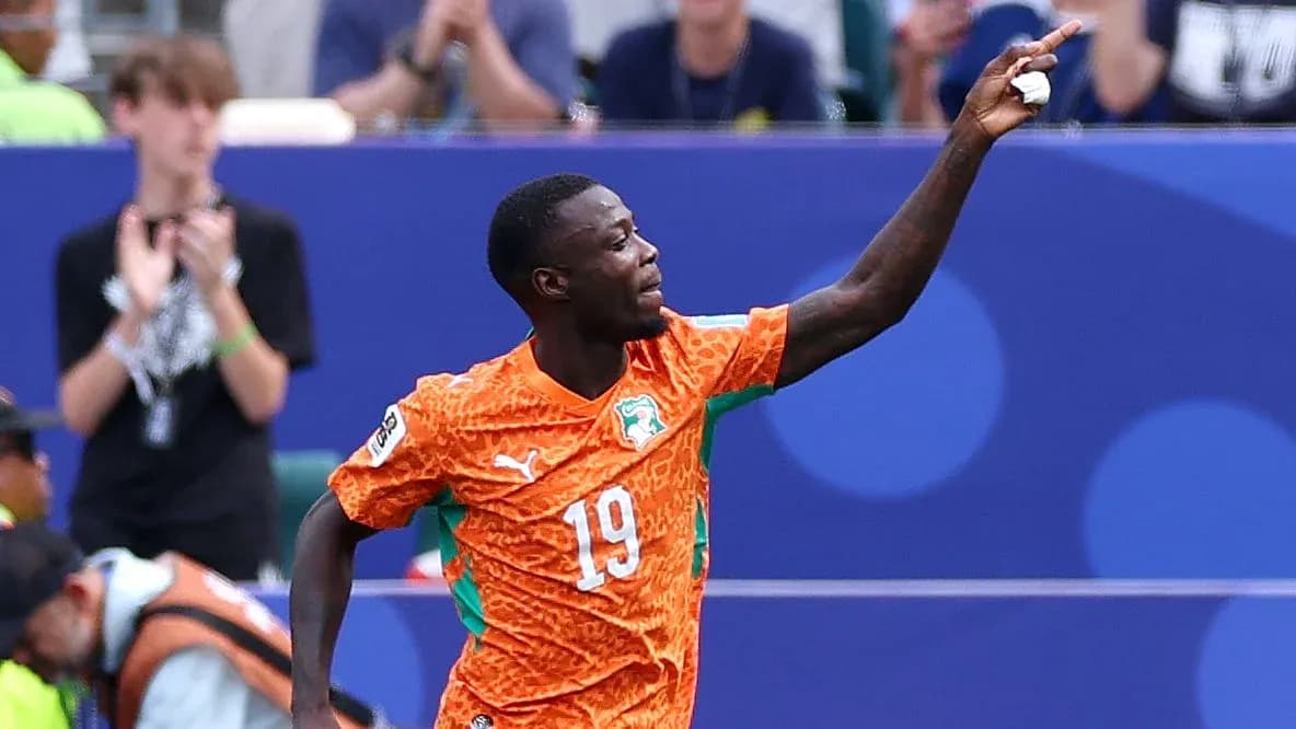 Oltin jamoa futbolchisi maydonda gollarni nishonlayapti