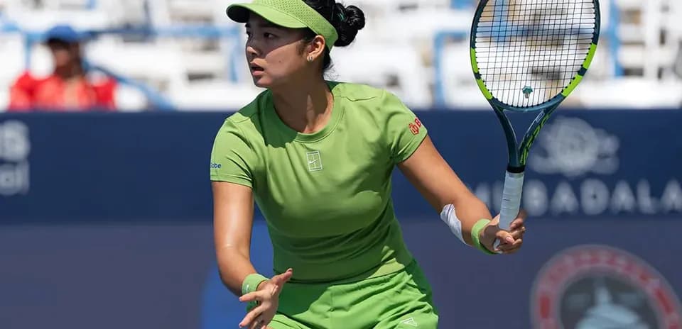 Tennis player preparing to hit a forehand shot