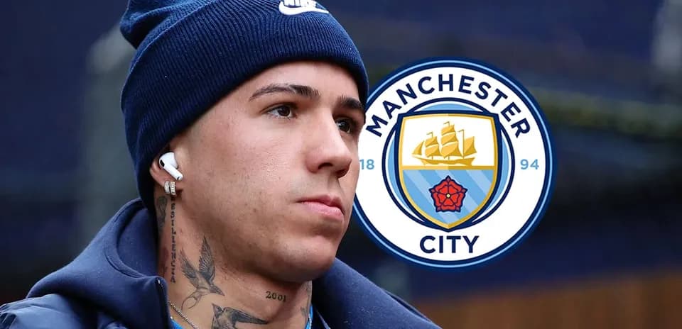 Futbolchi, Manchester City logosi oldida, tayyorlanmoqda