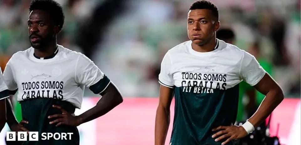 Ikkita futbolchi o'yin oldidan tayyorgarlik ko'rmoqda