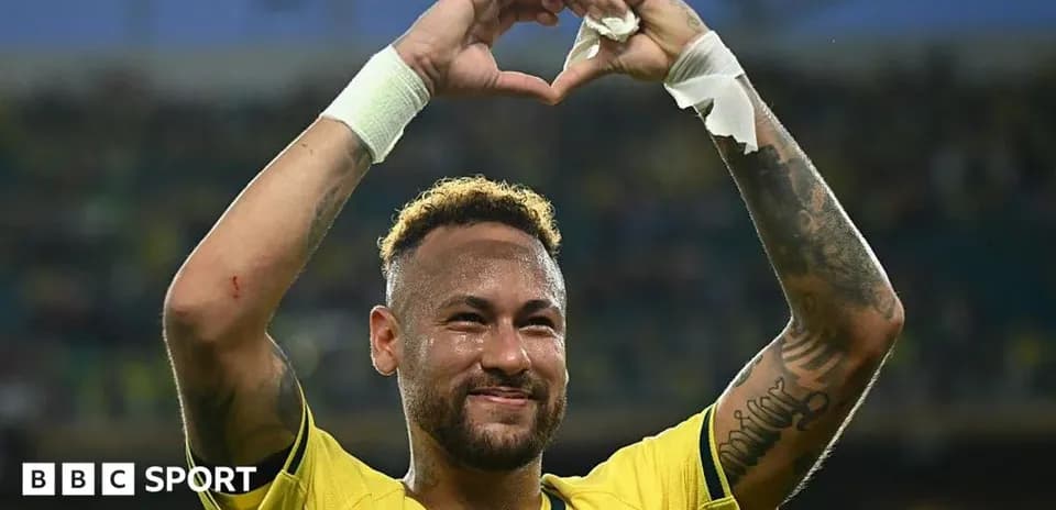 Futbolchi Neymar qalb shaklini yasamoqda