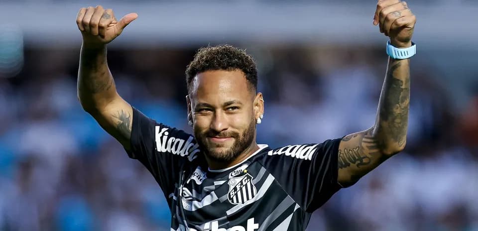 Futbolchi Neymar Santosda muxlislarni salomlayapti