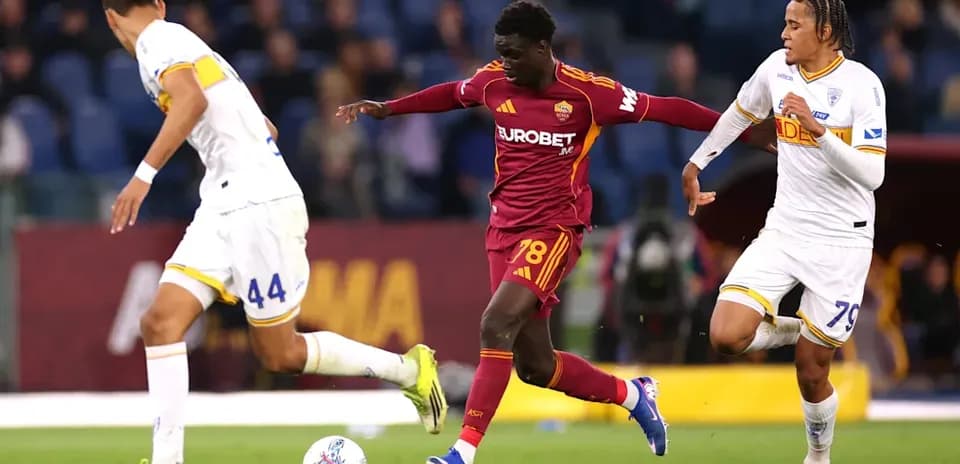 AS Roma player dribbling past two opponents