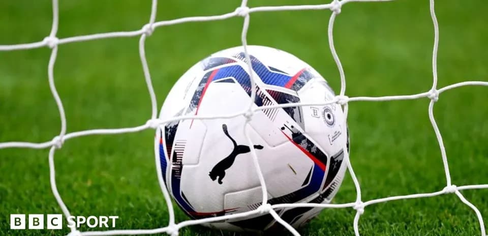 Futbol to'pi darvozada tarmoq orasida