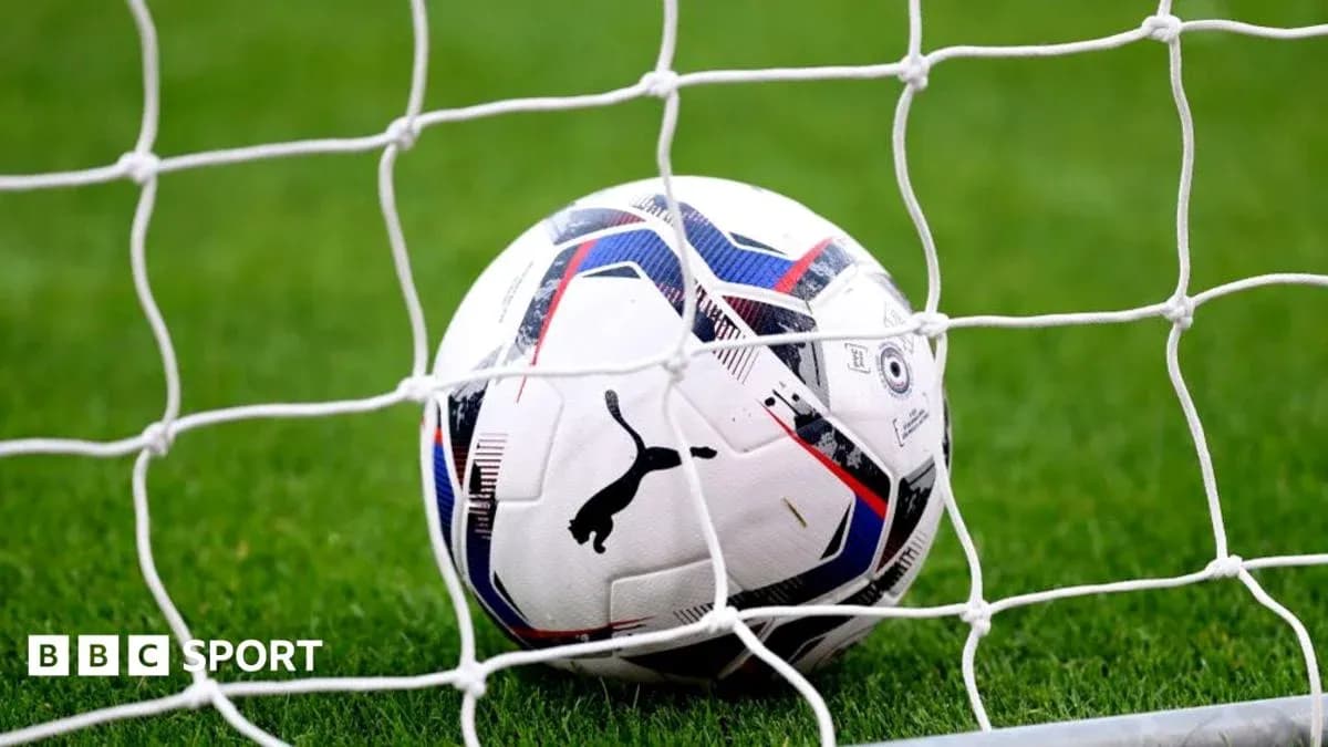 Futbol to'pi darvozada tarmoq orasida