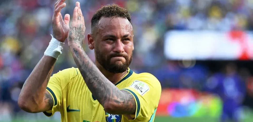 Futbolchi Neymar o'yin oxirida muxlislarga qo'l silamoqda
