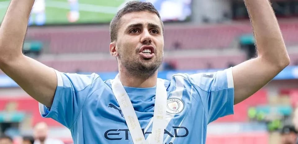 Futbolchi kubokni ko'tarib turgan