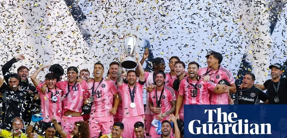 Futbolchilar chempionlik kubogini ko'tarib turishmoqda