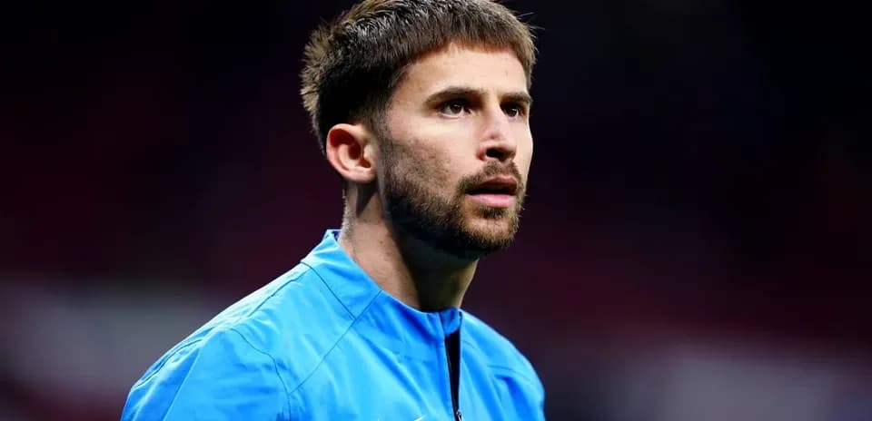 Futbolchi maydonda tayyorgarlik ko'rmoqda
