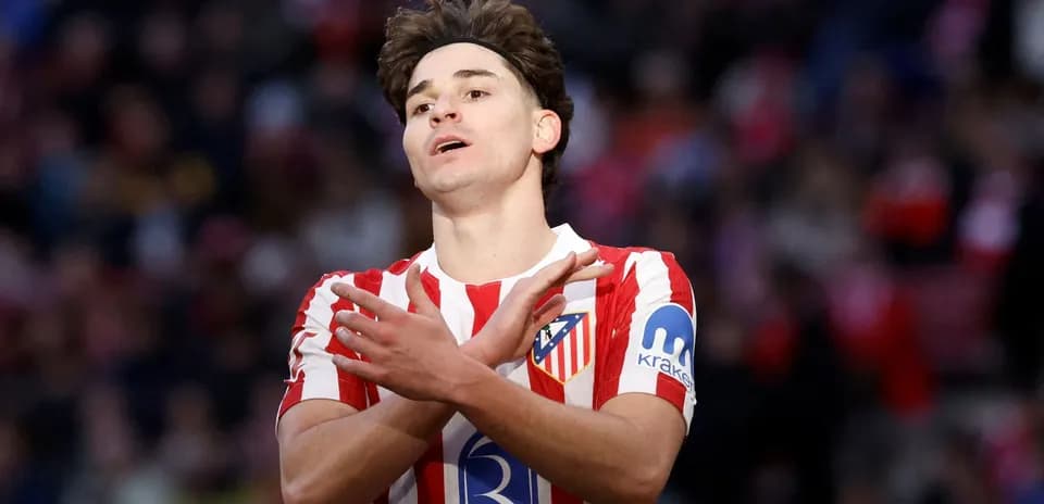 Futbolchi maydonda xoch belgilari bilan
