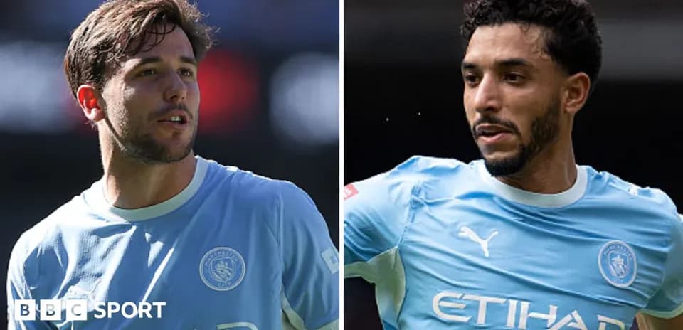 Ikkita futbolchi Manchester City formasida