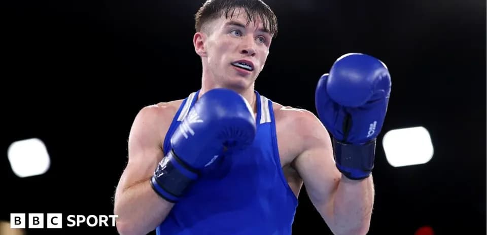Bokschi jangda sportchi ko'k forma kiygan