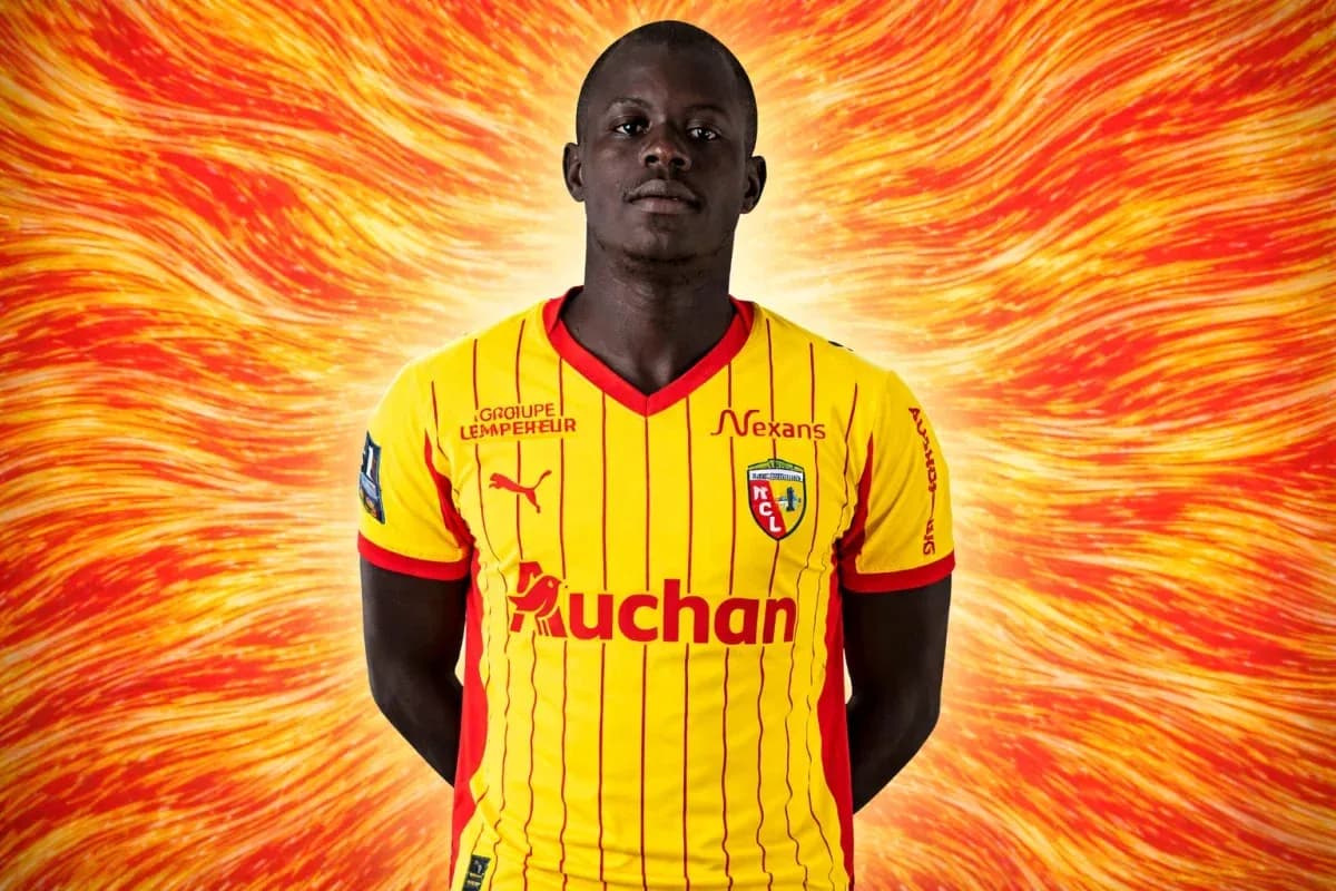 Futbolchi jamoasi formasi bilan turgan futbolchi