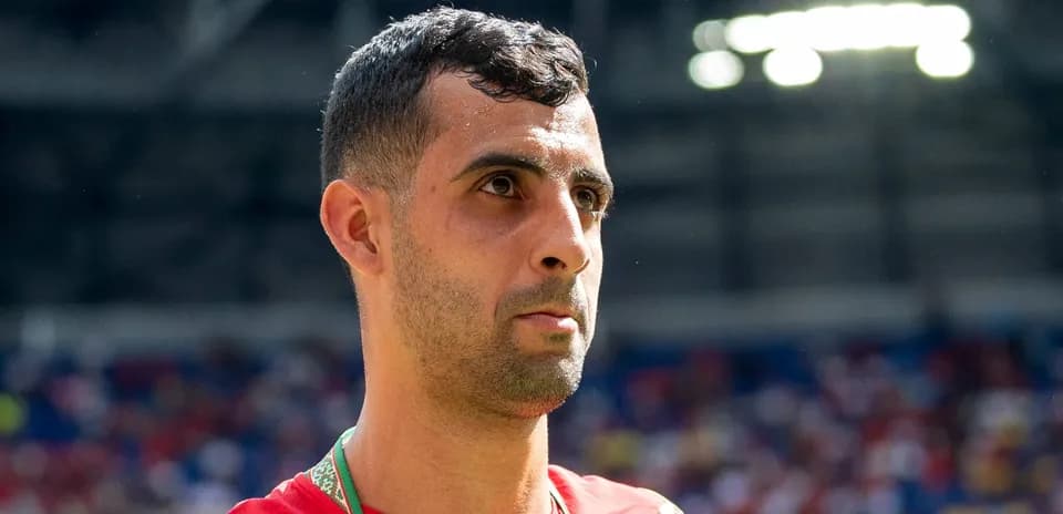 Futbolchi maydonda o'yin oldidan tayyorgarlik ko'rmoqda