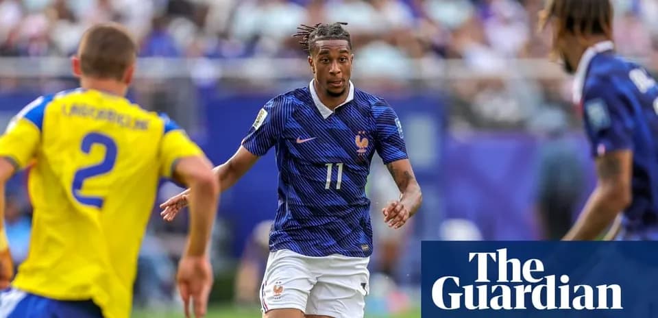 Fransiya futbolchisi raqibdan o‘tmoqda