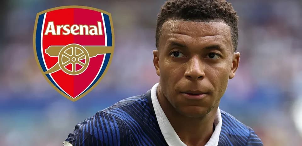 Futbolchi maydonda Arsenal logosi bilan