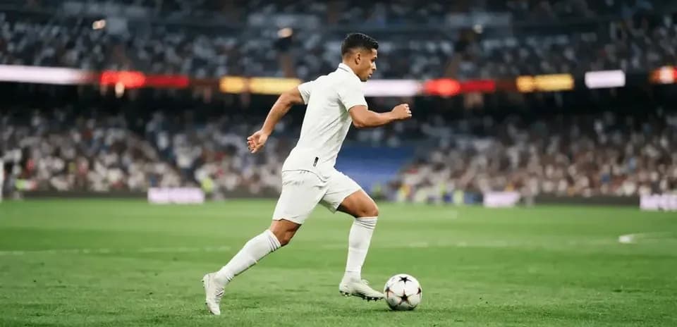 Futbolchi to'pni haydab o'tayotgan paytda