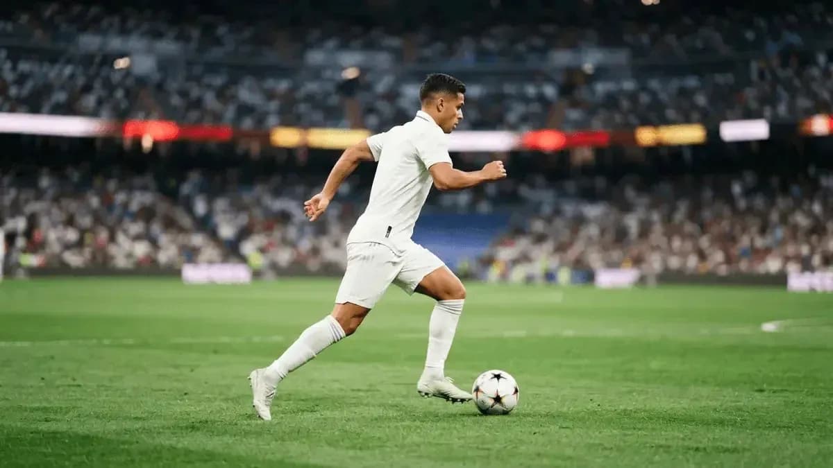 Futbolchi to'pni haydab o'tayotgan paytda
