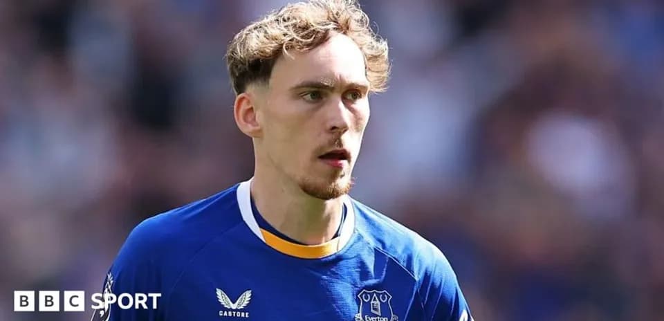 Futbolchi Everton formasida maydonda harakatda
