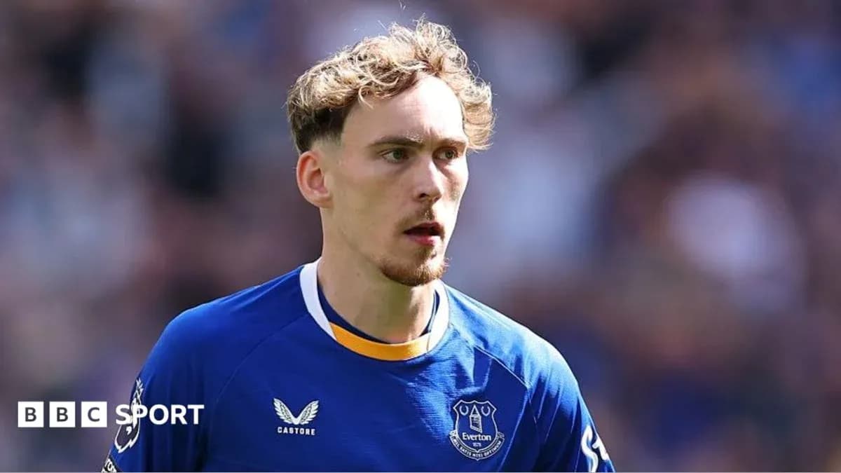 Futbolchi Everton formasida maydonda harakatda