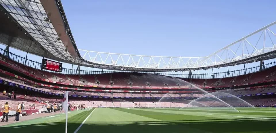 Bo'sh stadion va maydonni sug'orish jarayoni