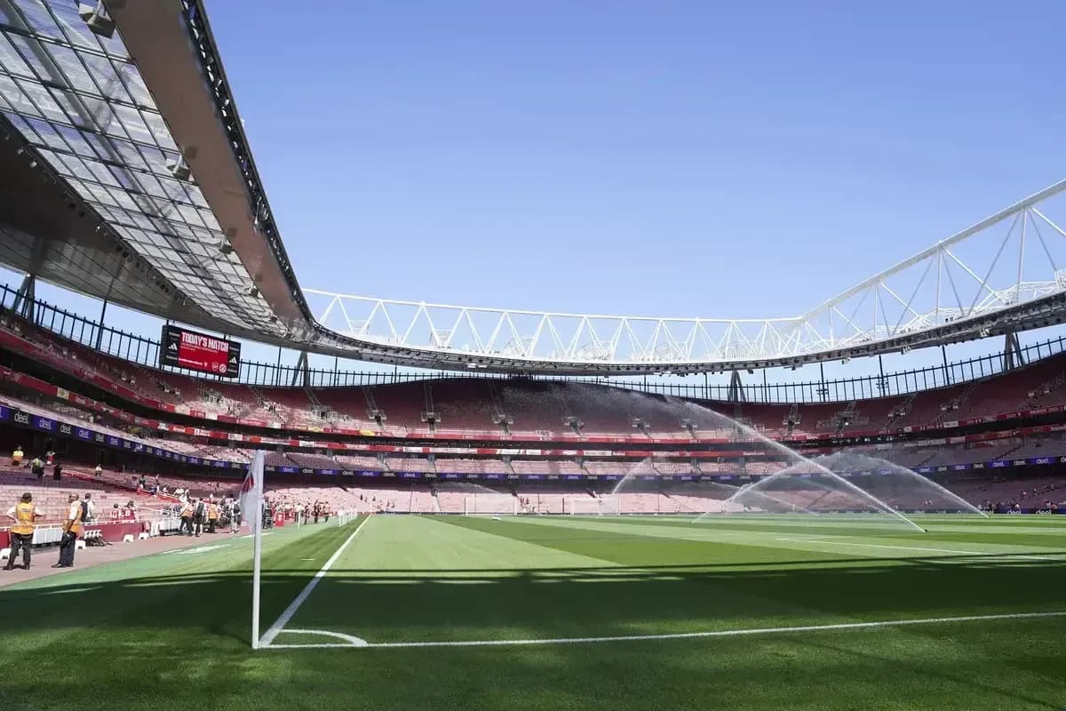 Bo'sh stadion va maydonni sug'orish jarayoni