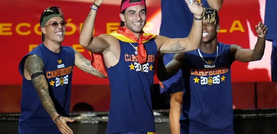 Futbolchilar sahnada bayram qilmoqda