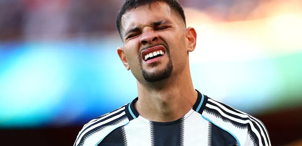 Futbolchi maydonda og'riq his qilib turibdi