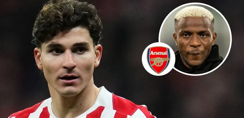 Futbolchi Arsenal logotipi bilan maydonda