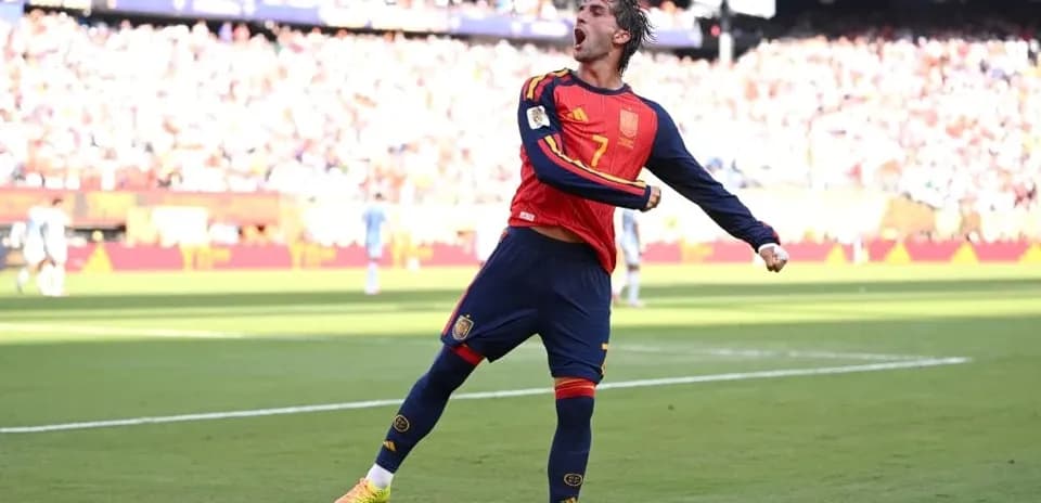 Futbolchi goli uchun quvonch bilan nishonlayapti