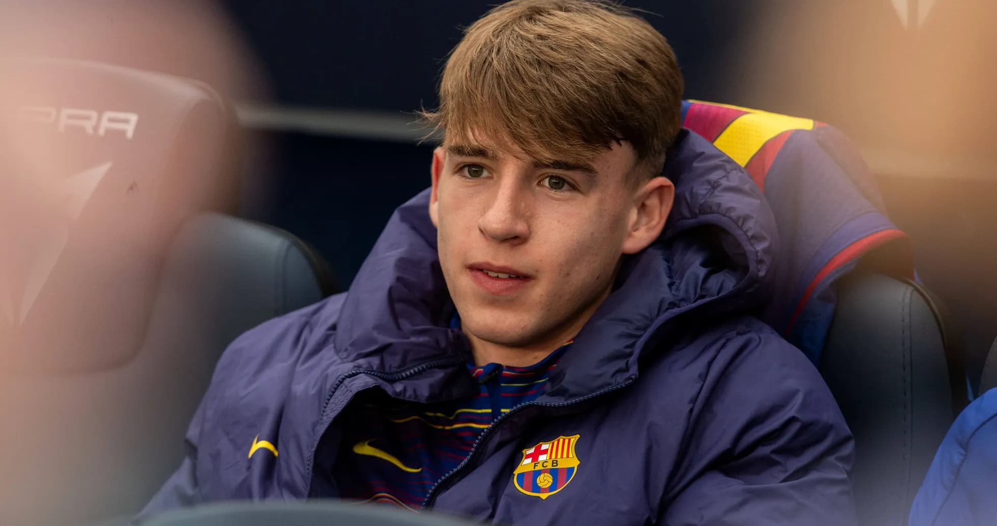 Futbolchi benchda o'tirgan, Barcelona formasida