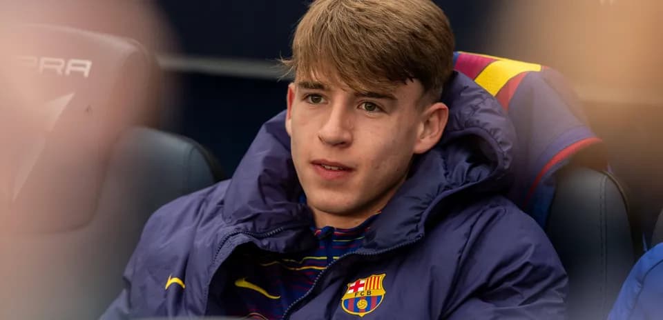 Futbolchi benchda o'tirgan, Barcelona formasida