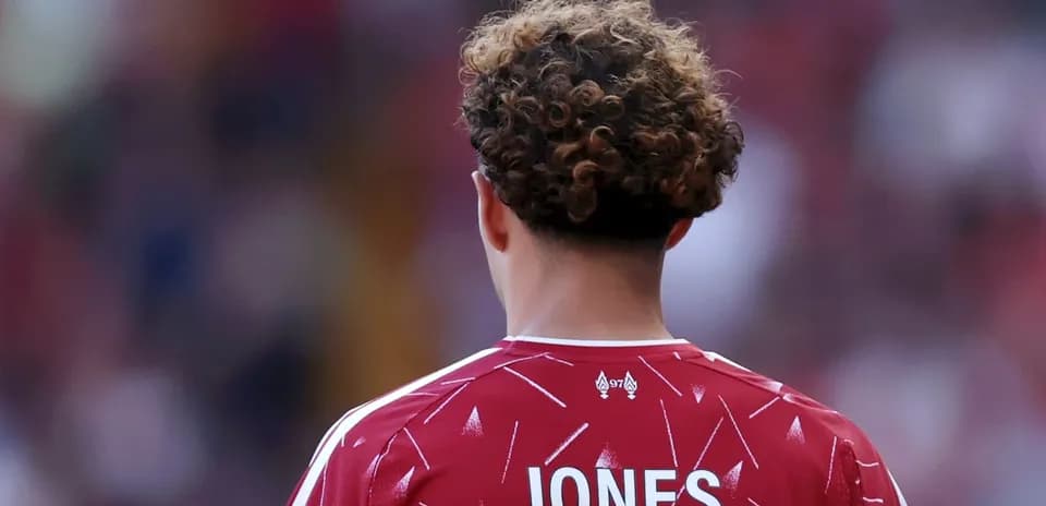 Futbolchi JONES nomi ko'rsatilgan futbolka kiygan