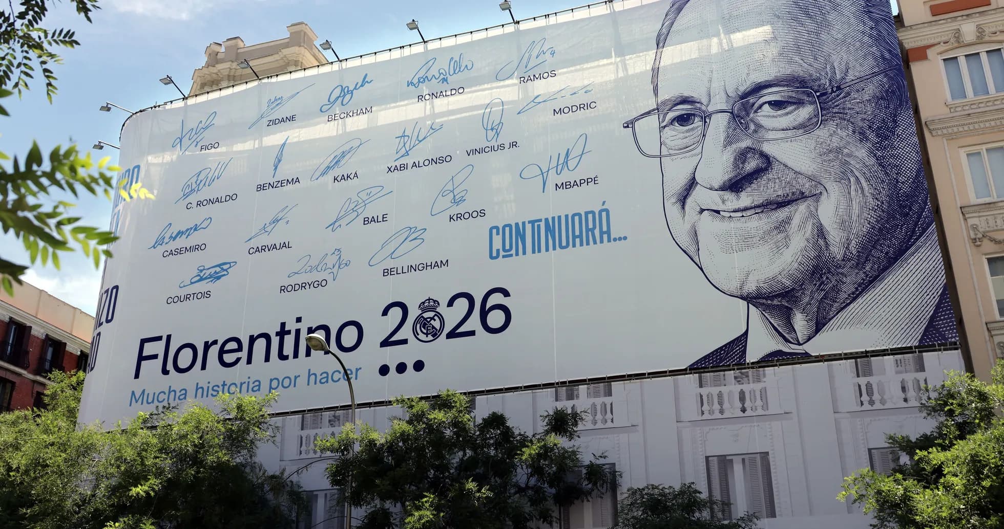 Billboard featuring Florentino Pérez and player signatures