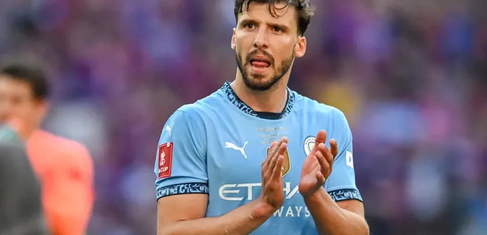 Futbolchi maydonda qo'llarini chalqanayotgan