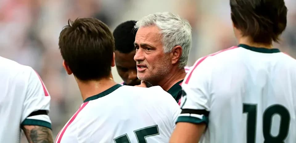 Mourinho discussing strategy with players during match