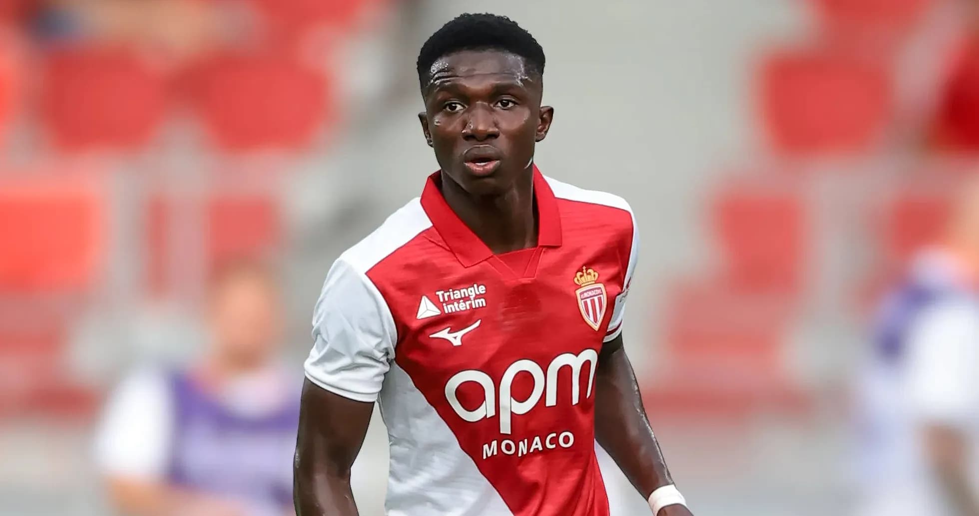 Futbolchi AS Monaco formasida maydonda harakatda