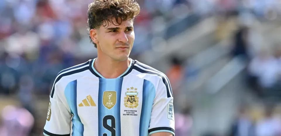 Futbolchi Argentina formasida 9-raqamli futbolka kiygan