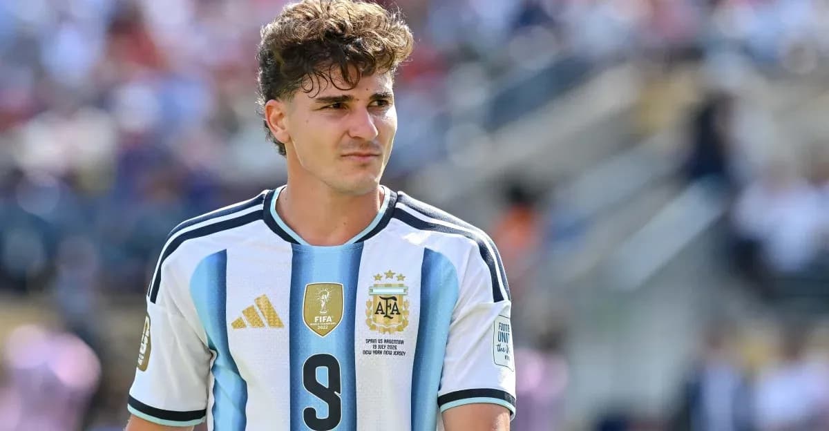 Futbolchi Argentina formasida 9-raqamli futbolka kiygan