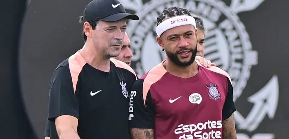 Trener va futbolchi trening davomida suhbatlashmoqda