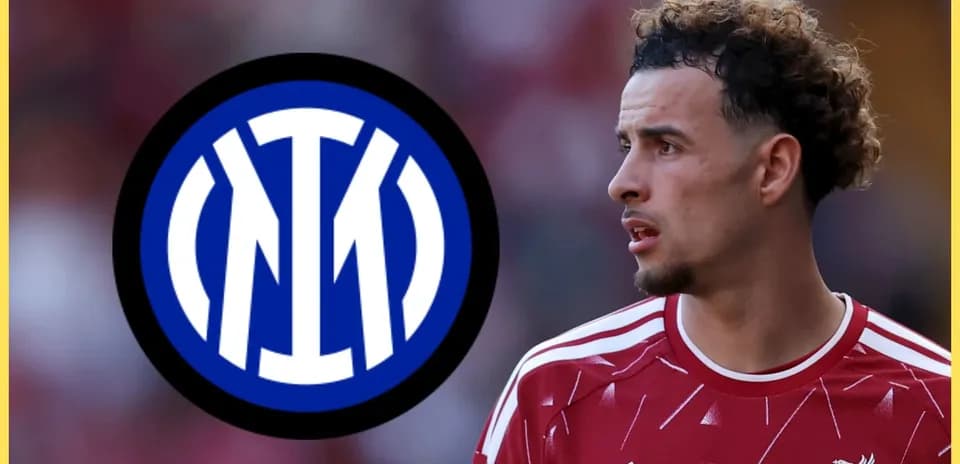 Futbolchi Inter emblemi bilan qizil formada