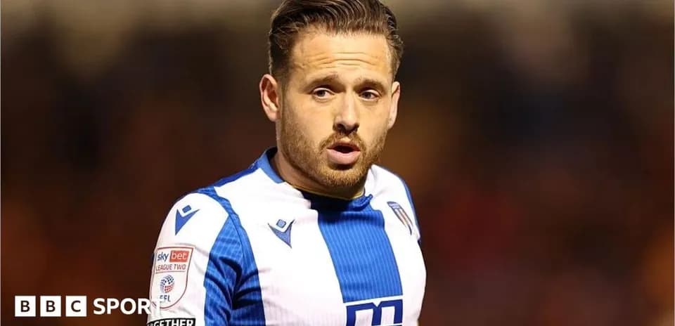 Futbolchi maydonda, oq va ko'k formada